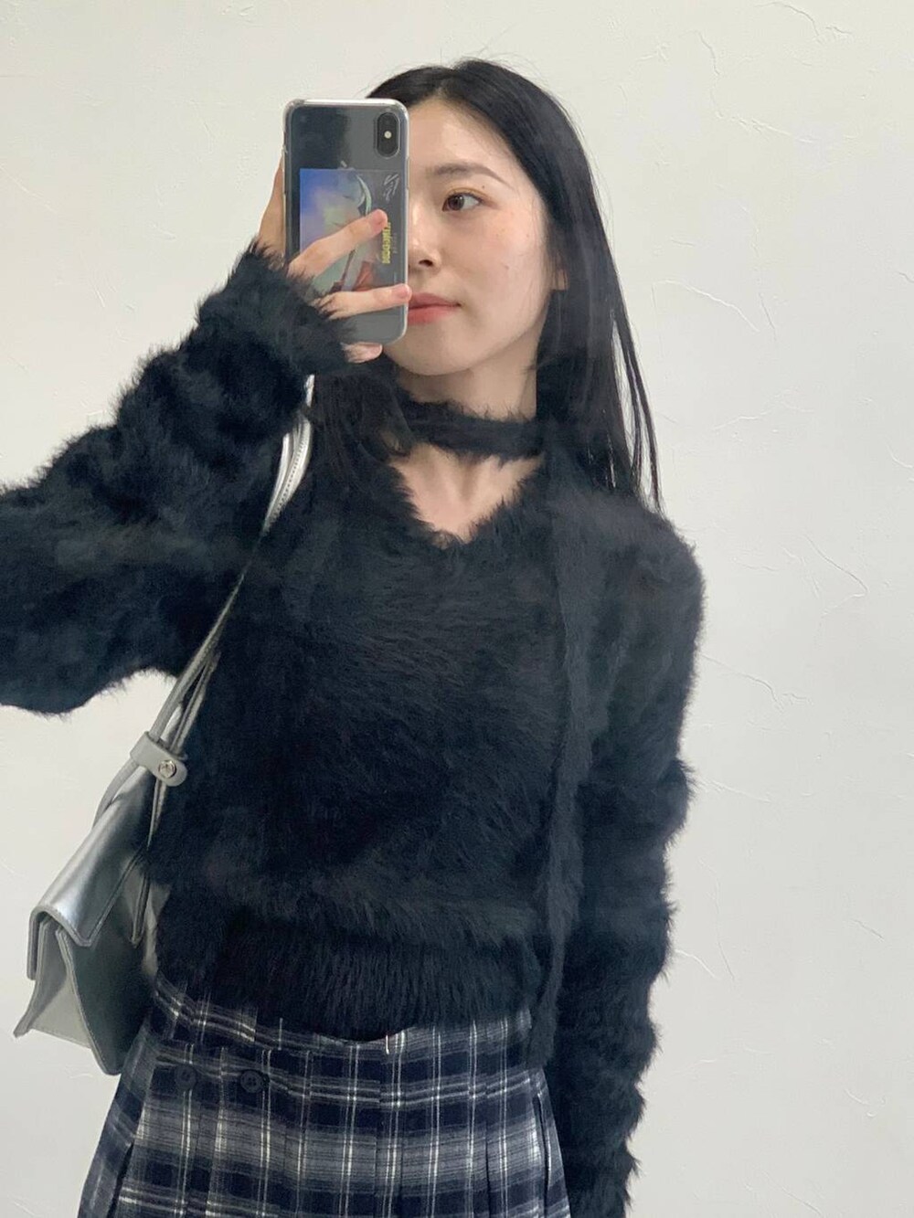 シルバー系のショルダーバッグ、グレー系のニット/セーターを着用したレディースの冬コーディネートの5枚目の写真