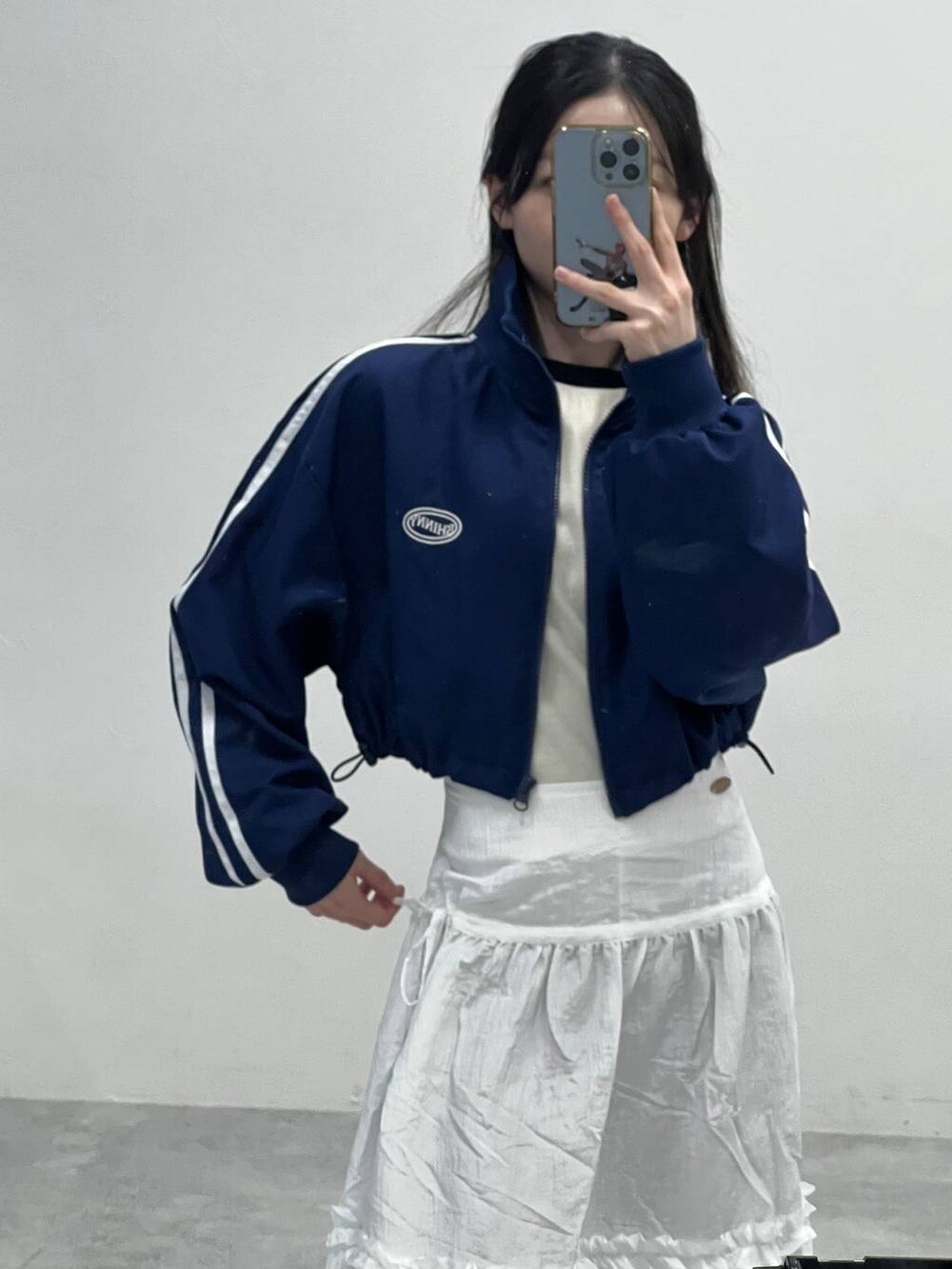 ベージュ系のTシャツ/カットソー、ブルー系のブルゾンを着用したレディースの春コーディネートの6枚目の写真