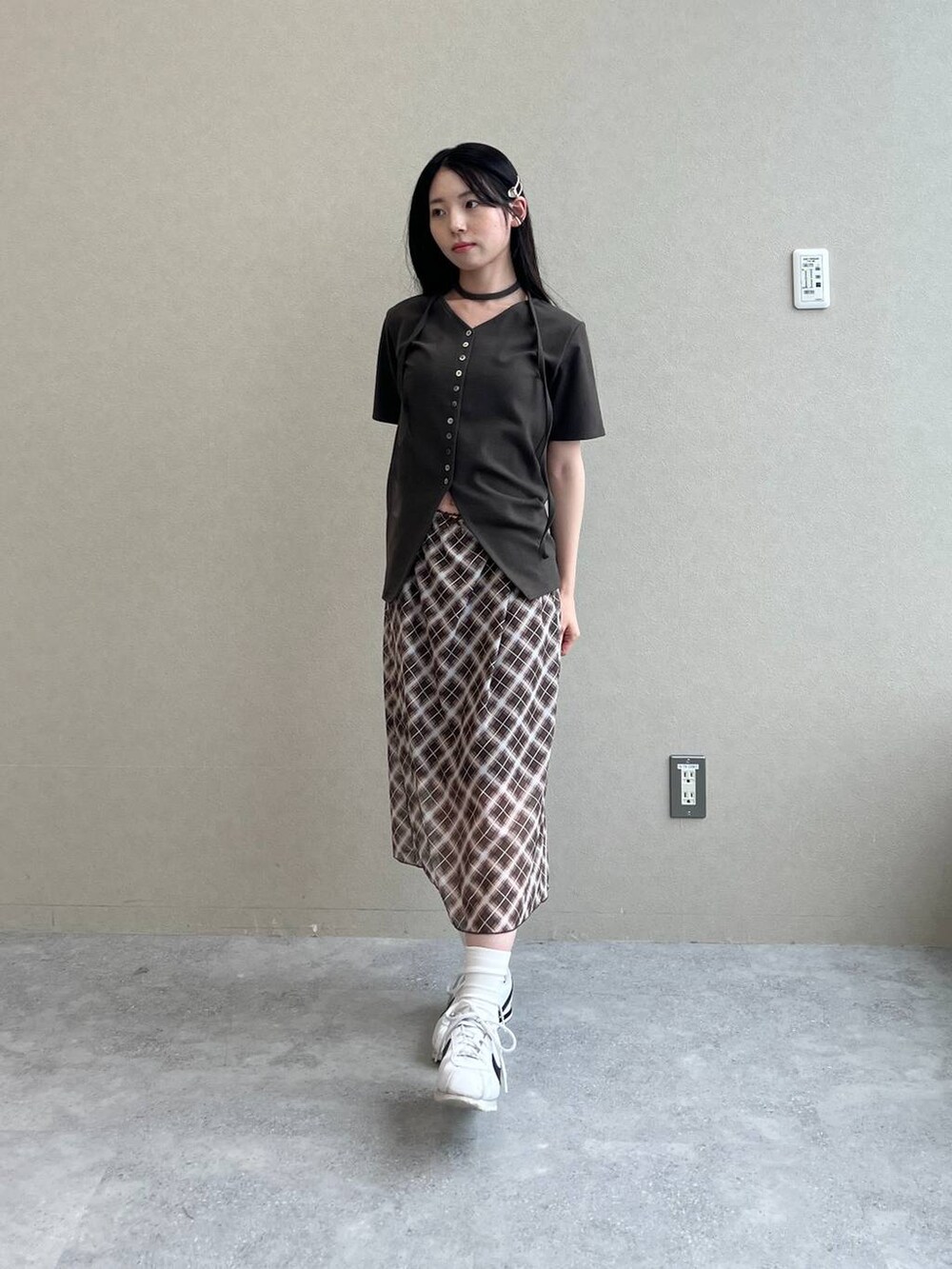 ブラウン系のスカート、グリーン系のTシャツ/カットソーを着用したレディースの夏コーディネートの5枚目の写真