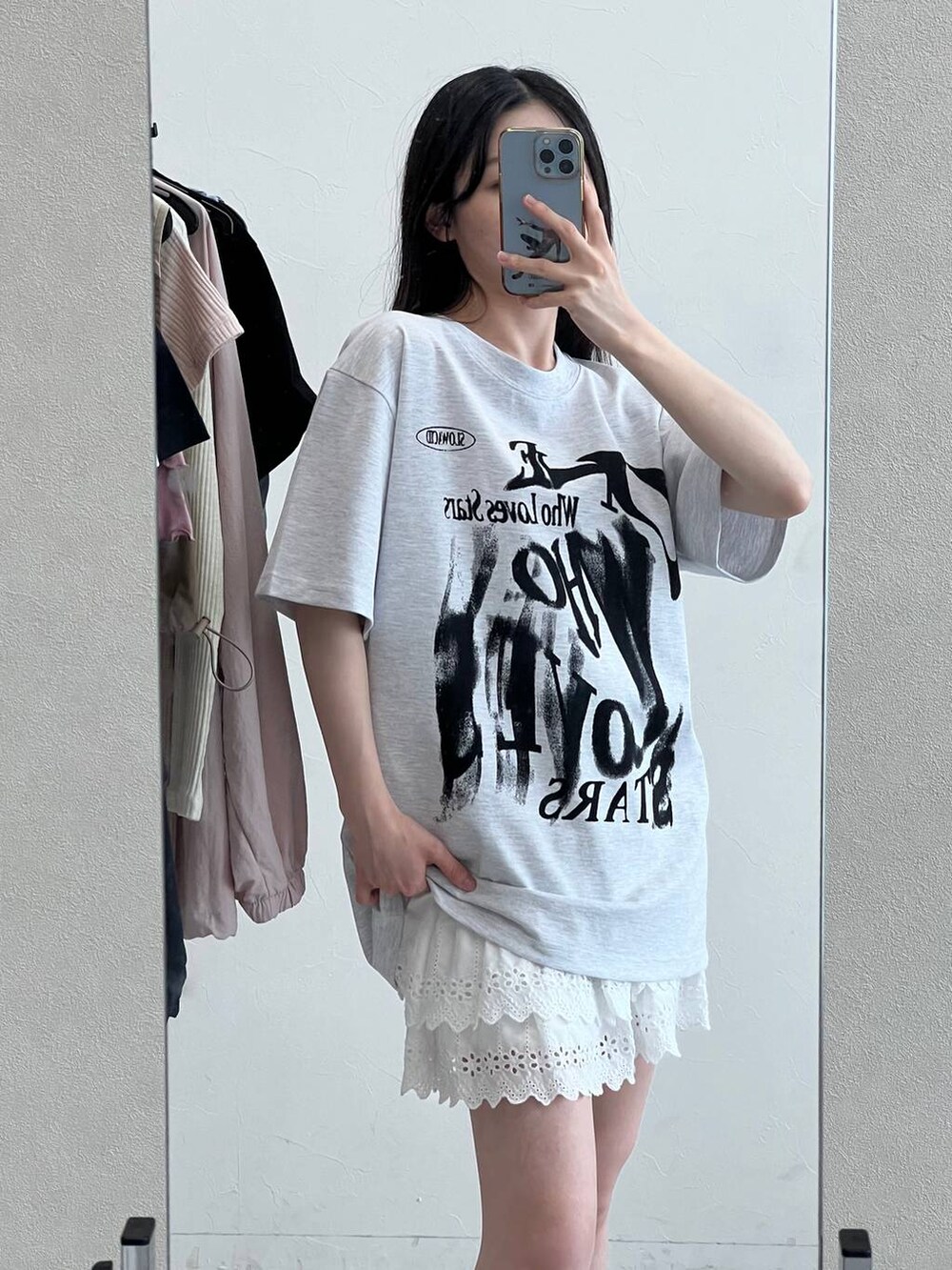 グレー系のTシャツ/カットソー、ホワイト系のスカートを着用したレディースの春コーディネートの8枚目の写真