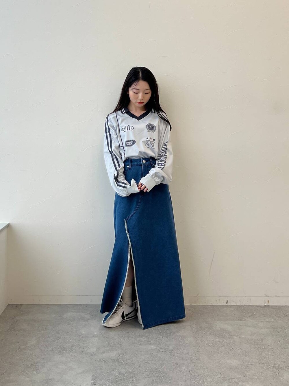 ブルー系のスカート、グレー系のTシャツ/カットソーを着用したレディースの春コーディネートの6枚目の写真