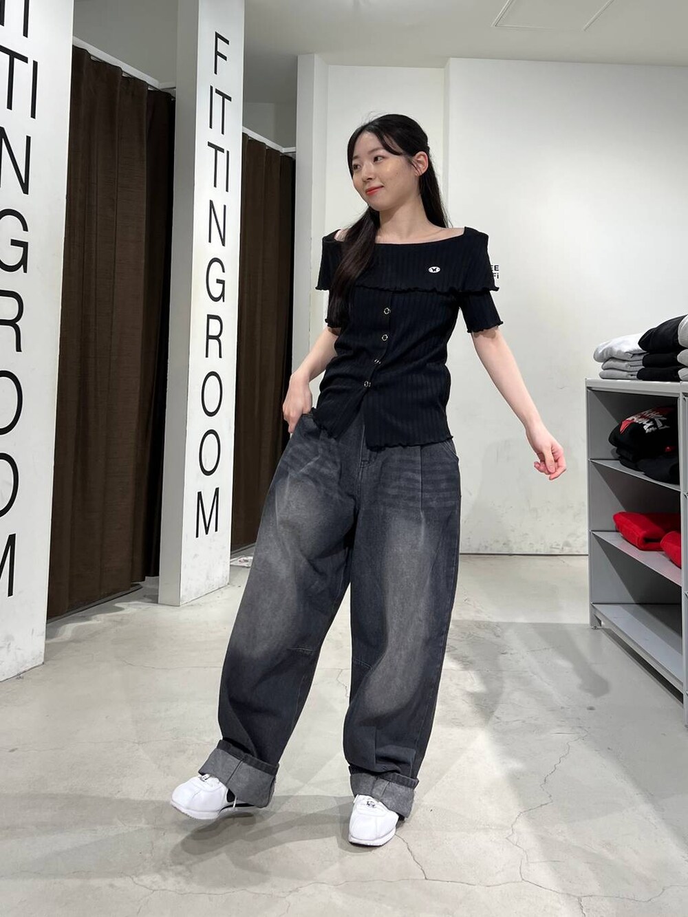 ブラック系のデニムパンツ、ブラック系のTシャツ/カットソーを着用したレディースの春コーディネートの3枚目の写真