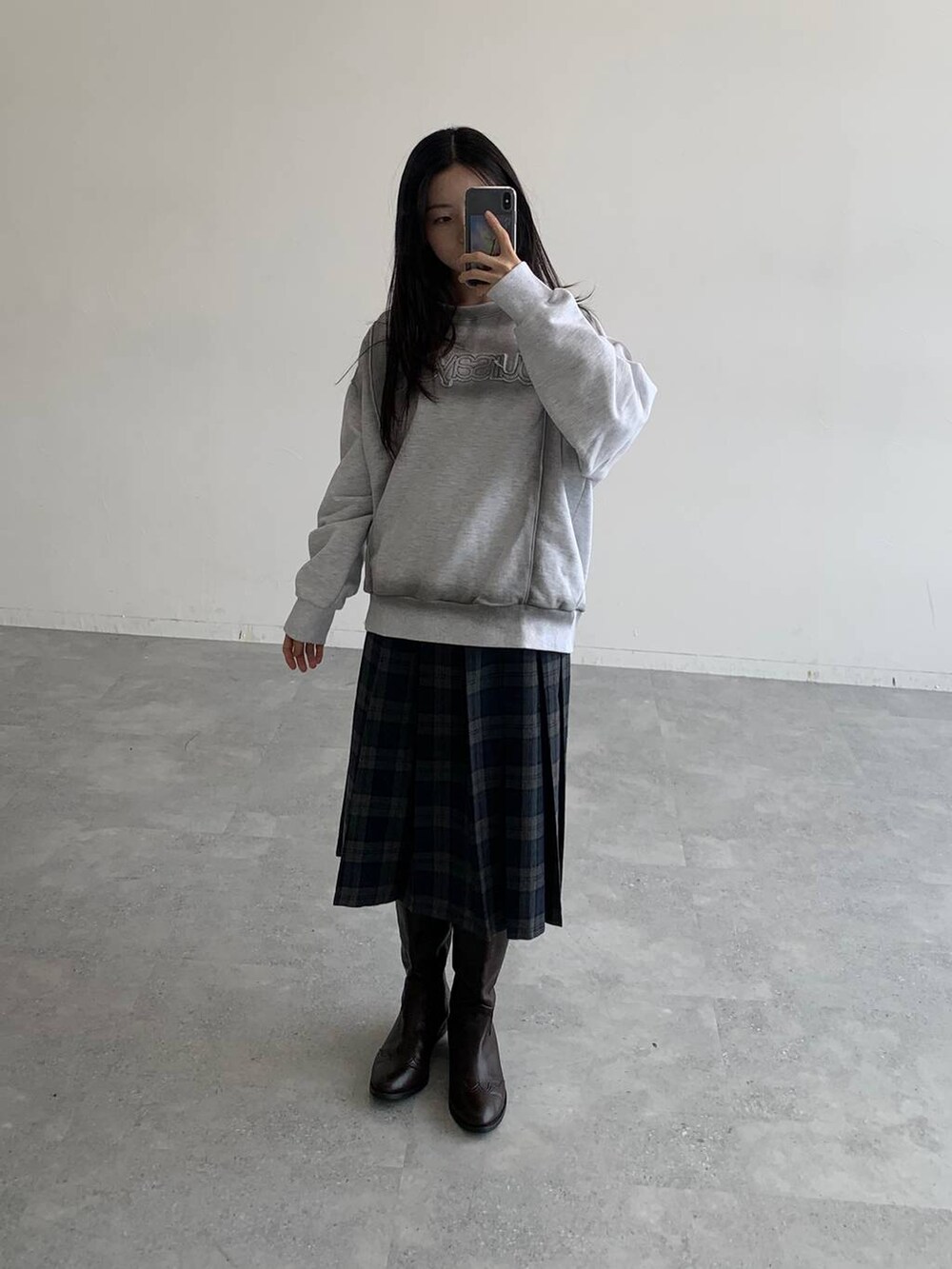 グレー系のスカート、グレー系のスウェットを着用したレディースの秋コーディネートの2枚目の写真