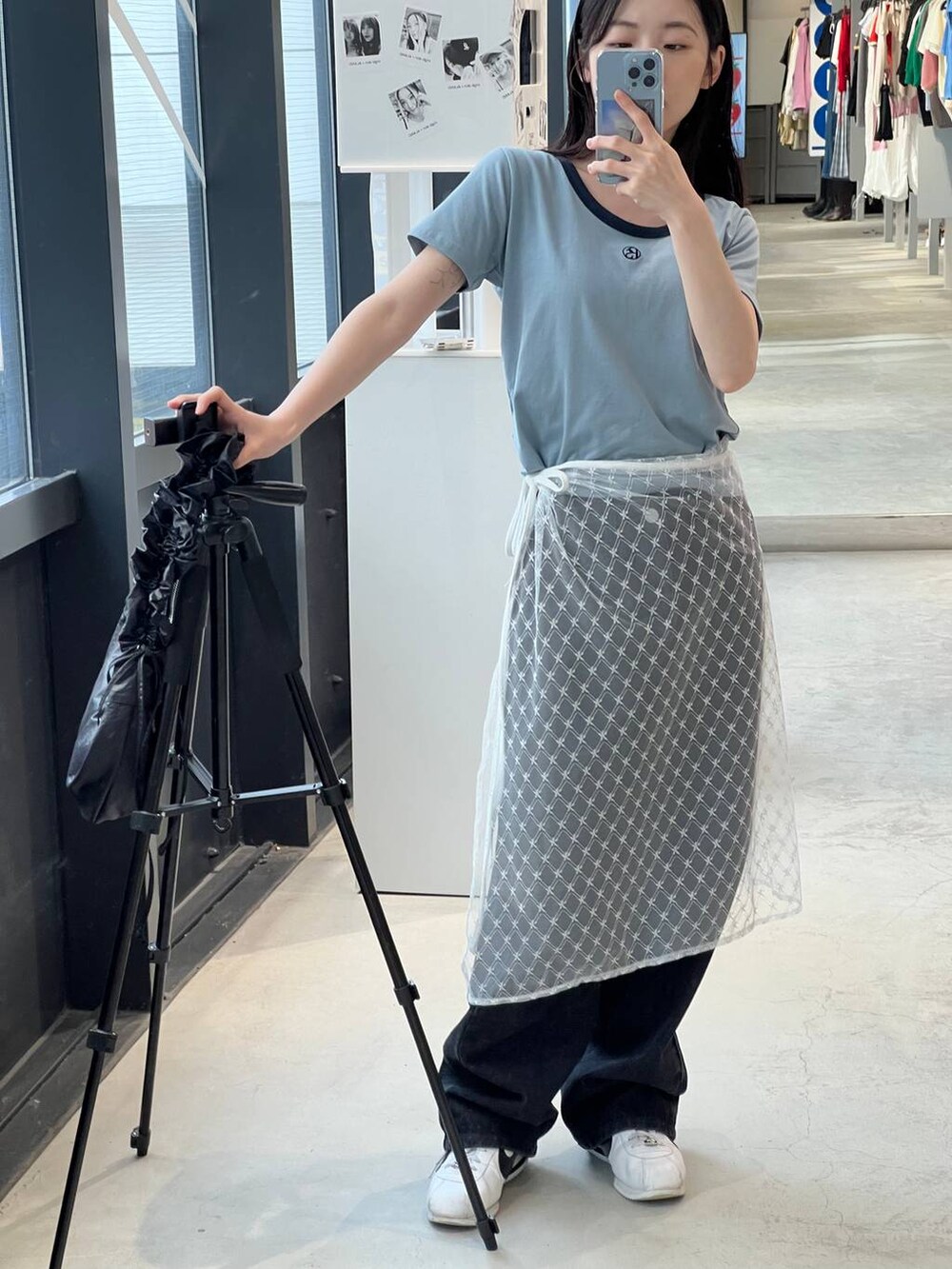 その他のスカート、ブルー系のTシャツ/カットソー、ブラック系のデニムパンツを着用したレディースの夏コーディネートの2枚目の写真