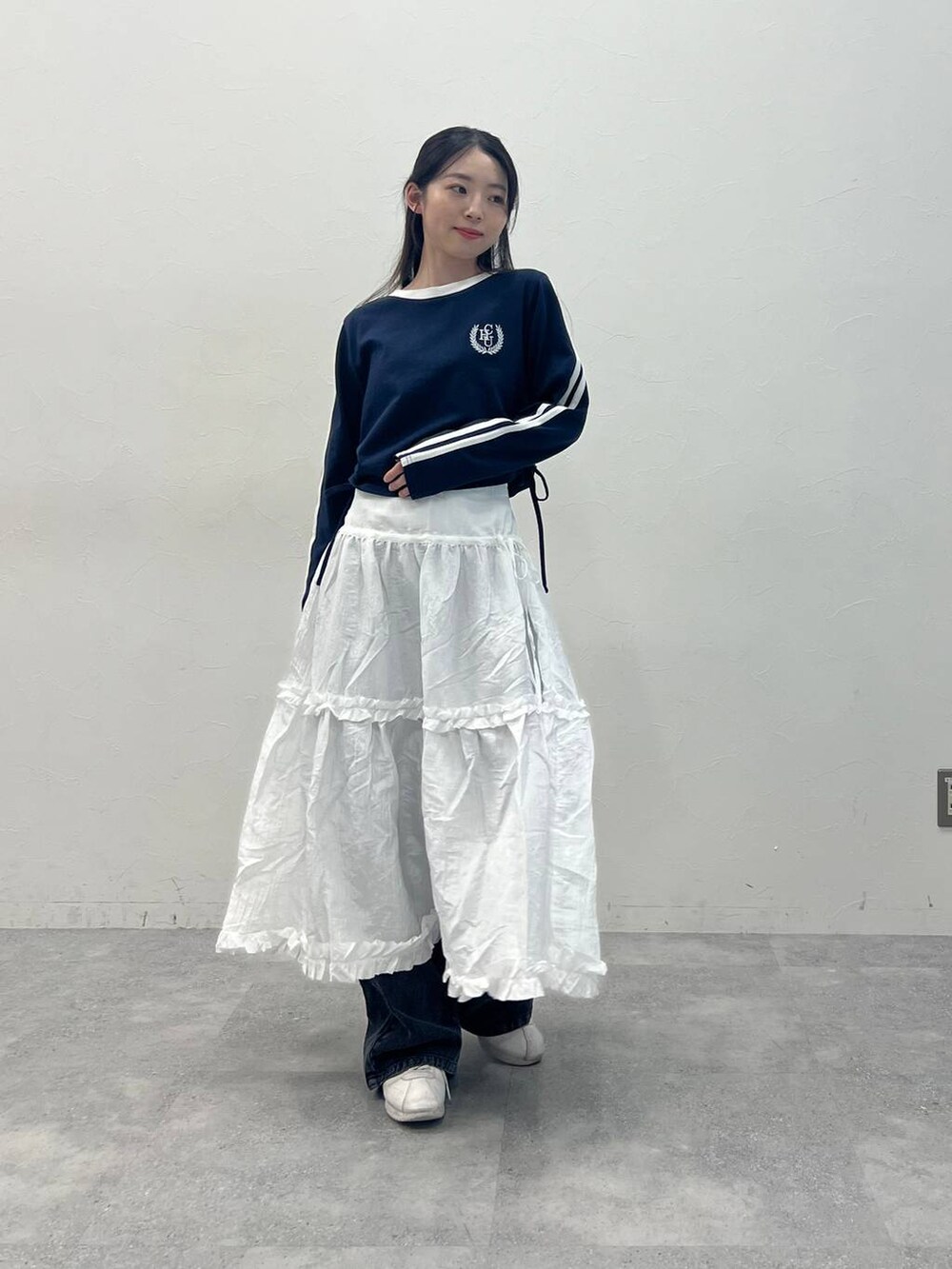 ブルー系のTシャツ/カットソー、ブラック系のデニムパンツを着用したレディースの春コーディネートの2枚目の写真