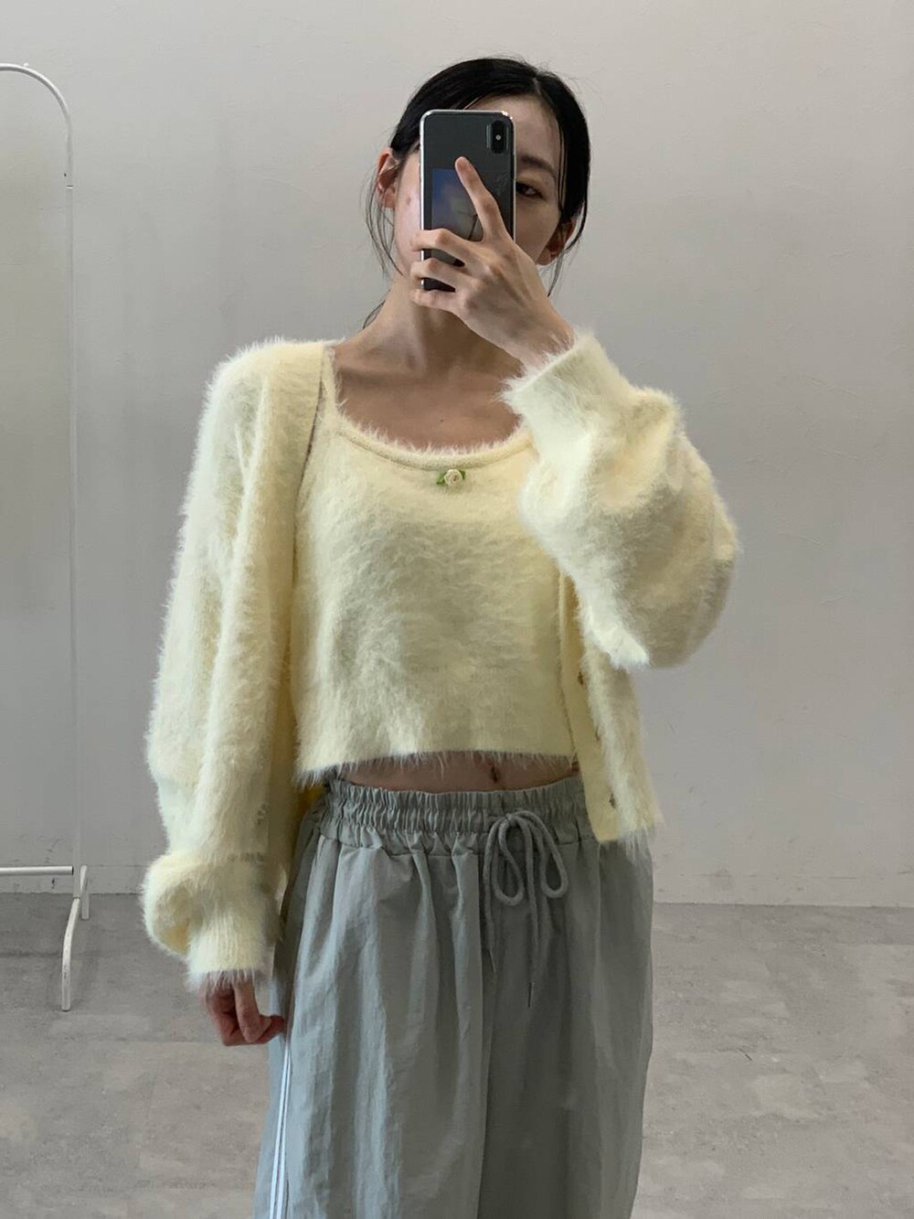 グレー系のその他パンツ、ホワイト系のカーディガン/ボレロを着用したレディースの秋コーディネートの5枚目の写真