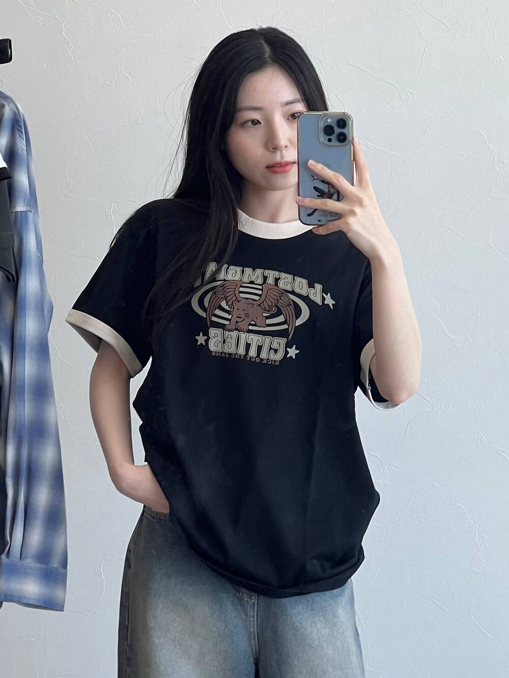 ブルー系のデニムパンツ、ブラック系のTシャツ/カットソーを着用したレディースの春コーディネートの4枚目の写真