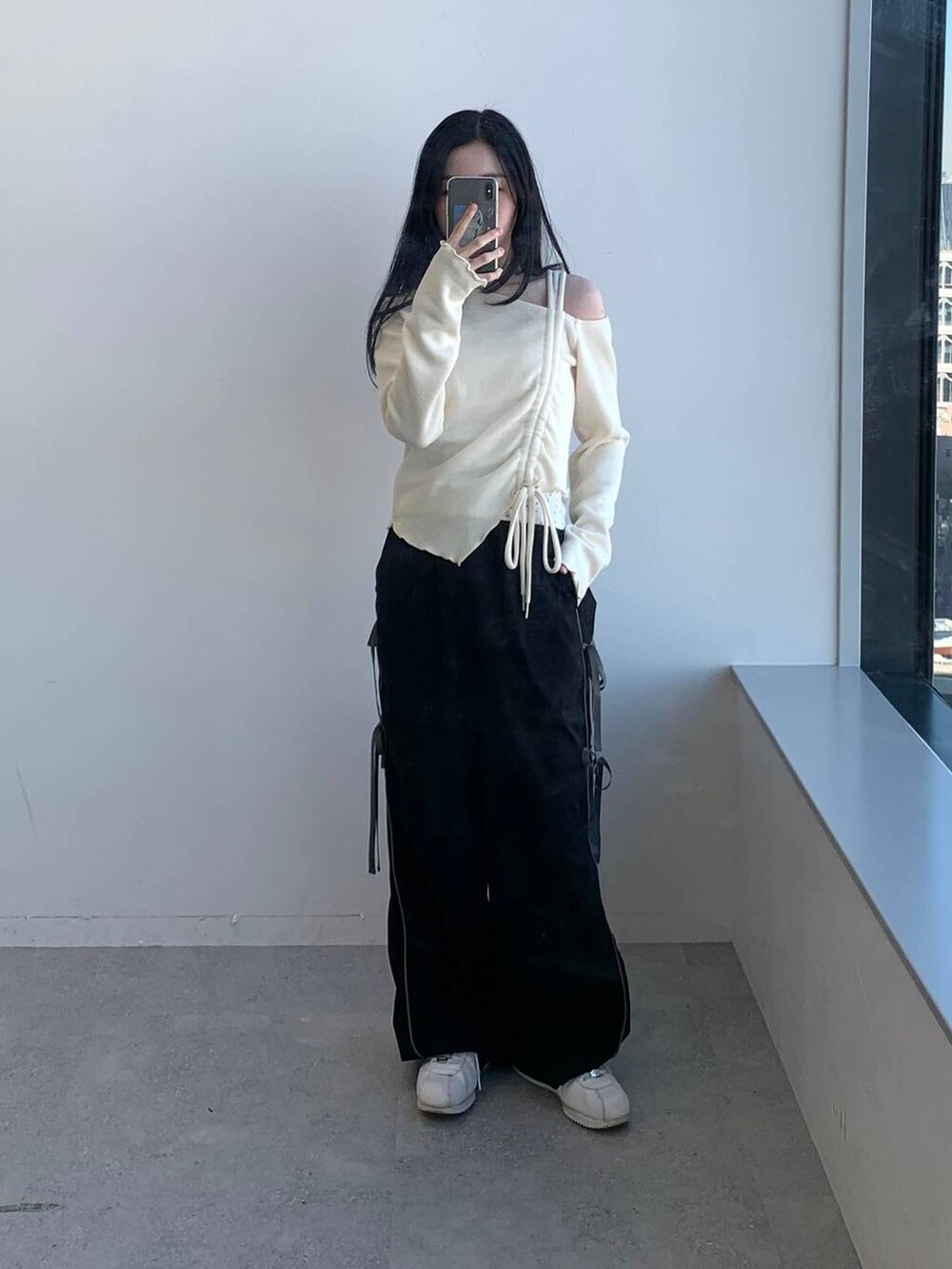 ブラック系のその他パンツ、ホワイト系のTシャツ/カットソーを着用したレディースの冬コーディネートの5枚目の写真