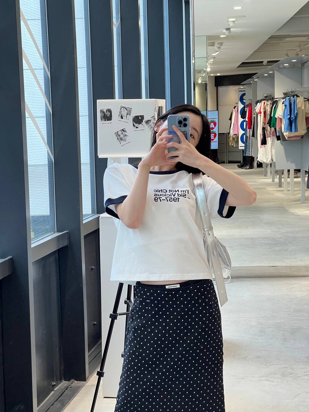 ホワイト系のTシャツ/カットソー、グレー系のトートバッグ、ブラック系のスカートを着用したレディースの夏コーディネートの3枚目の写真