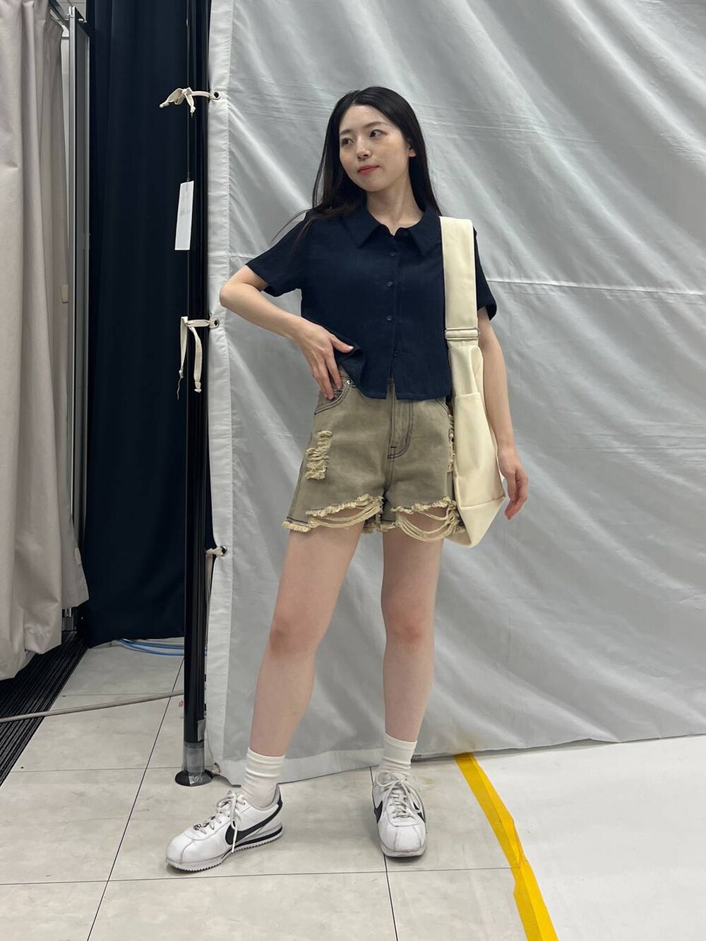 グレー系のデニムパンツ、ブルー系のシャツ/ブラウスを着用したレディースの夏コーディネートの4枚目の写真