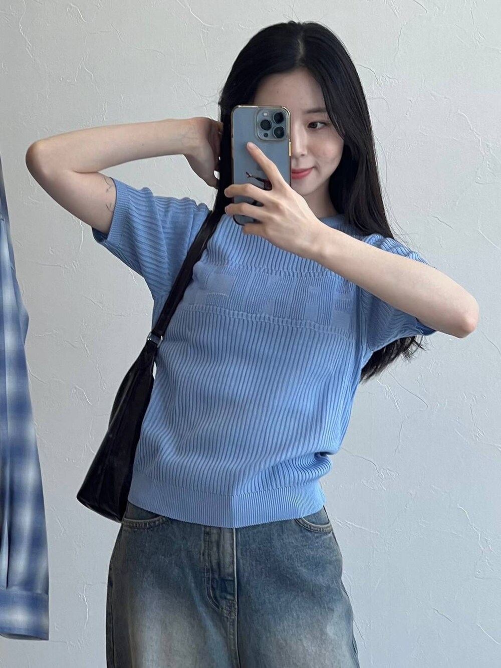 ブルー系のデニムパンツ、ブルー系のTシャツ/カットソーを着用したレディースの春コーディネートの5枚目の写真