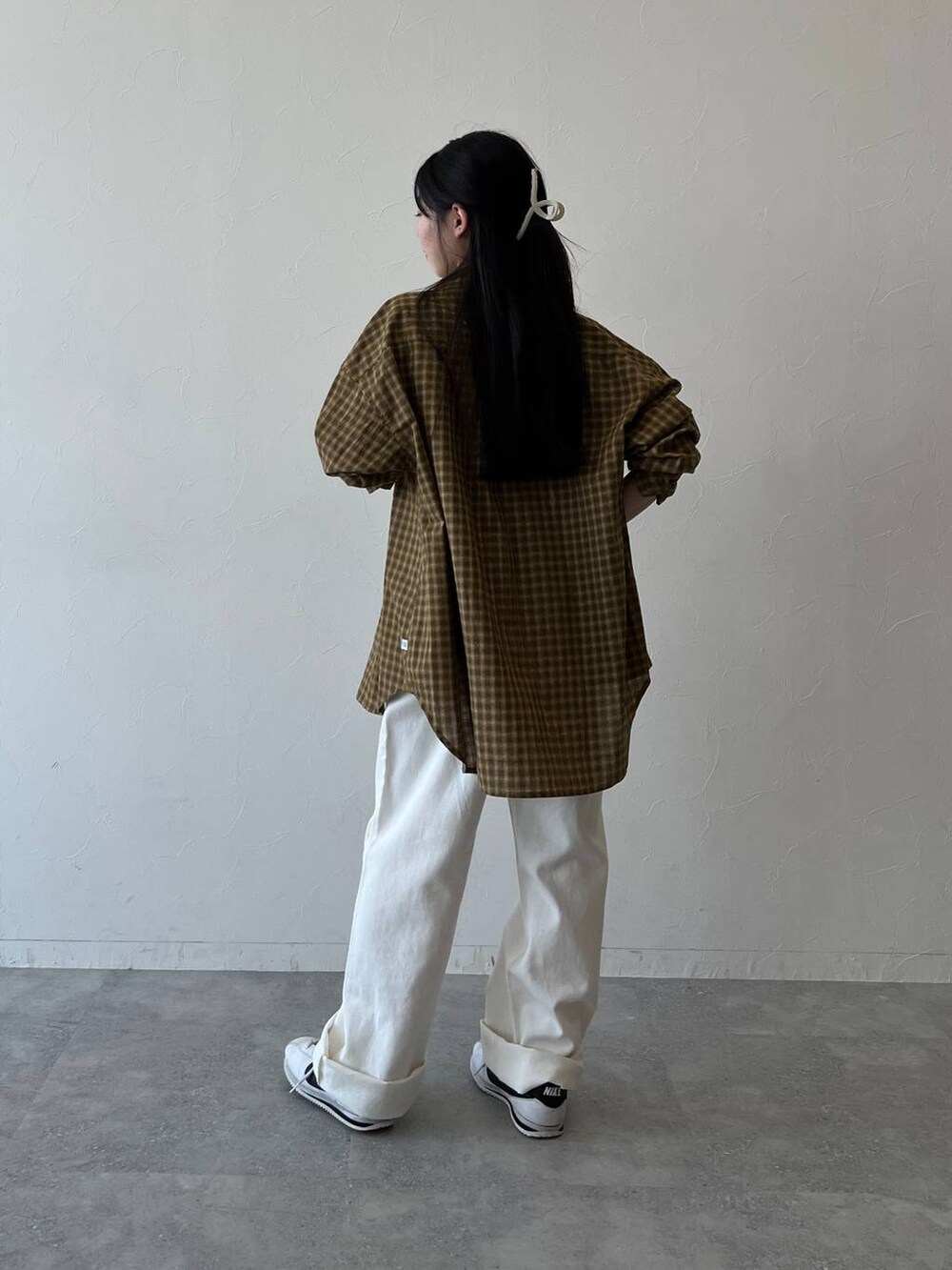 ホワイト系のその他パンツ、その他のシャツ/ブラウスを着用したレディースの秋コーディネートの4枚目の写真