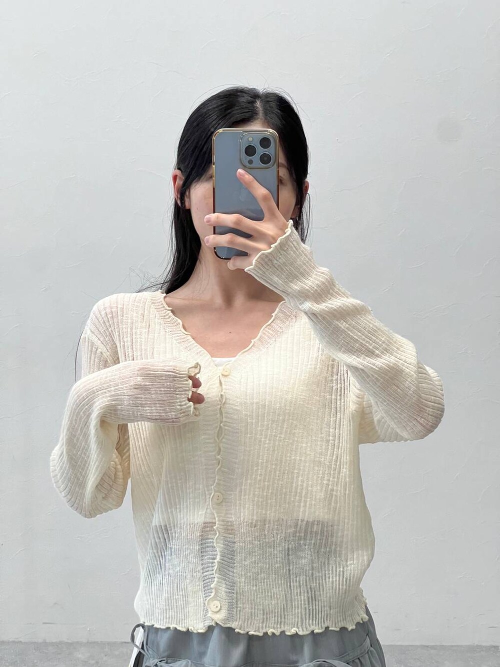 グレー系のスカート、ブラック系のトートバッグ、ベージュ系のカーディガン/ボレロを着用したレディースの夏コーディネートの9枚目の写真