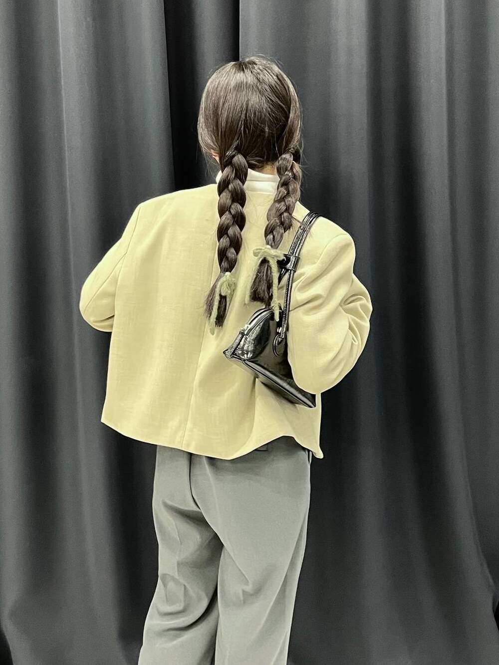 ベージュ系のTシャツ/カットソー、ベージュ系のノーカラージャケット、ピンク系のニット/セーターを着用したレディースの冬コーディネートの3枚目の写真