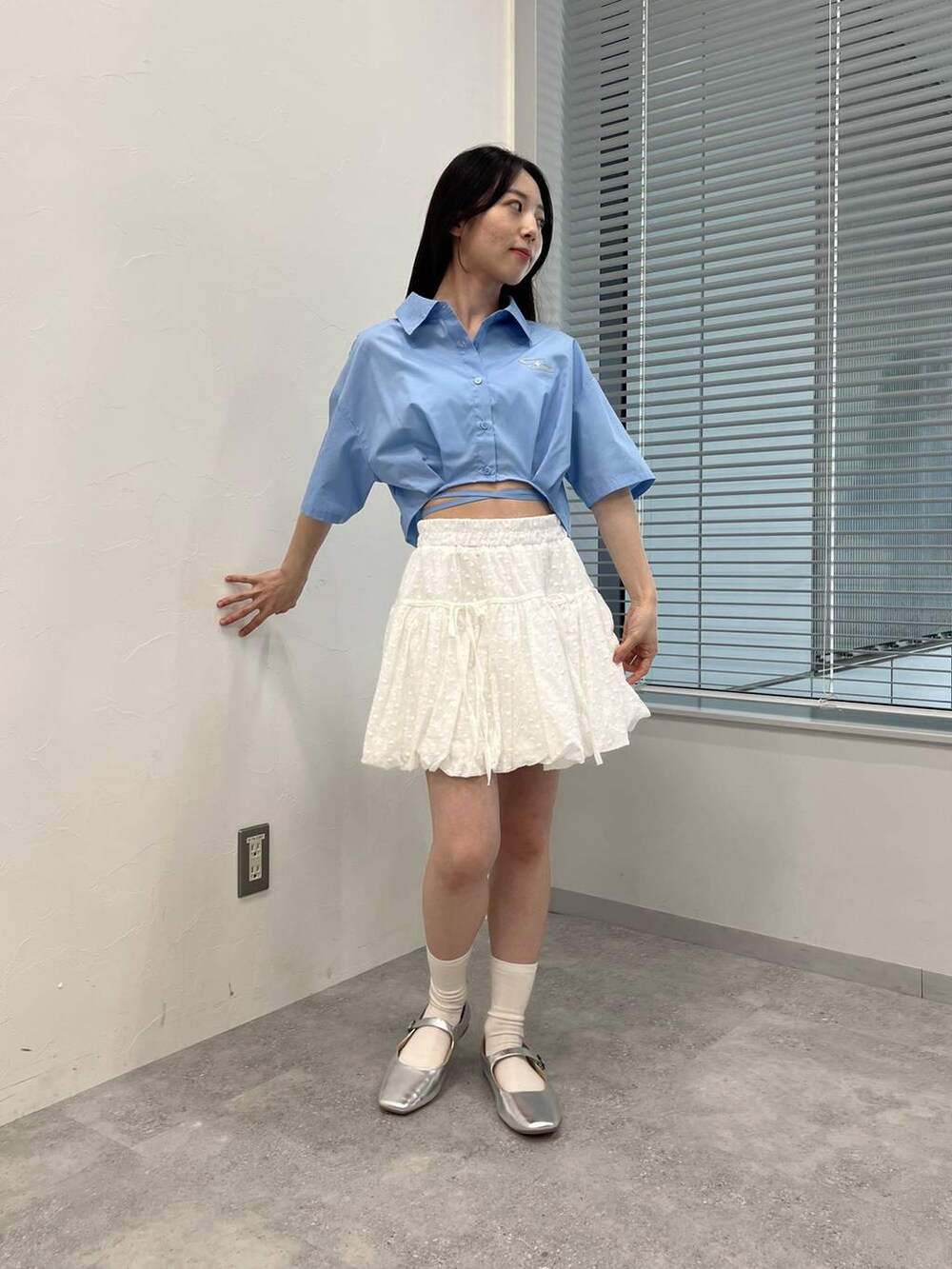 ブルー系のシャツ/ブラウス、ベージュ系のスカートを着用したレディースの春コーディネートの5枚目の写真