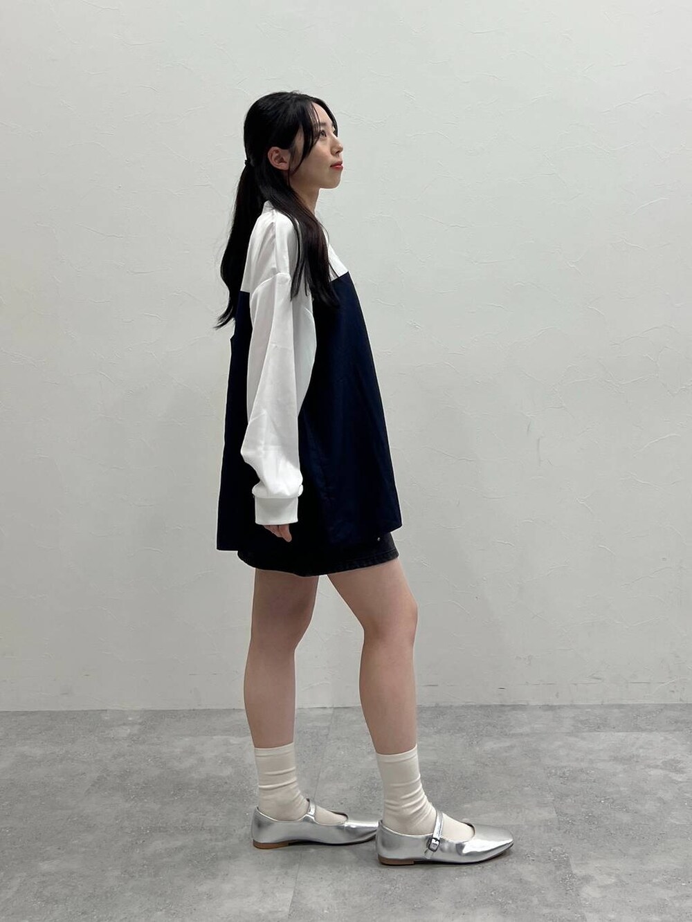 ブルー系のTシャツ/カットソー、ブラック系のデニムスカートを着用したレディースの春コーディネートの7枚目の写真