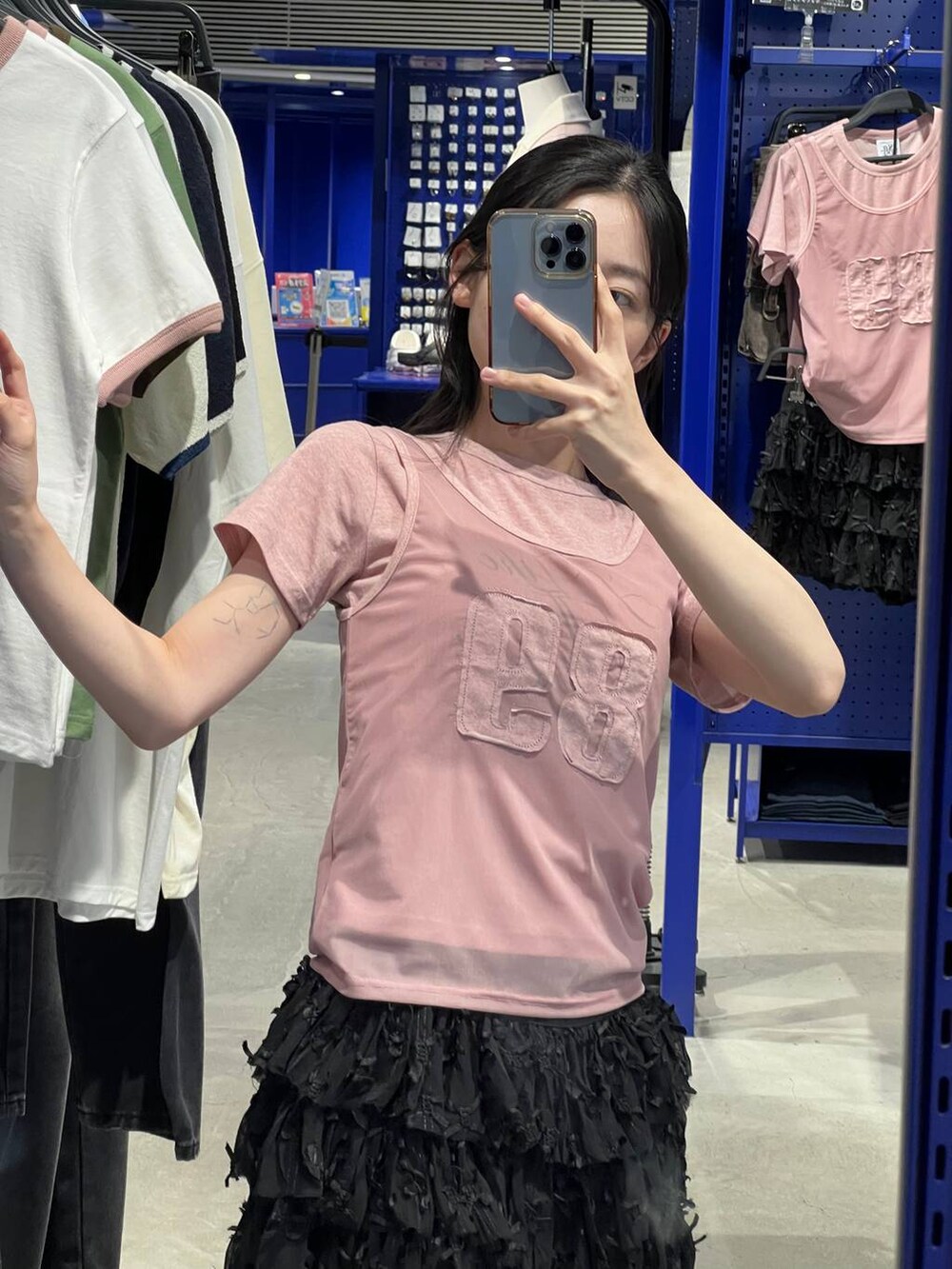 ブラック系のサンダル、ブラック系のスカート、ピンク系のTシャツ/カットソーを着用したレディースの夏コーディネートの5枚目の写真