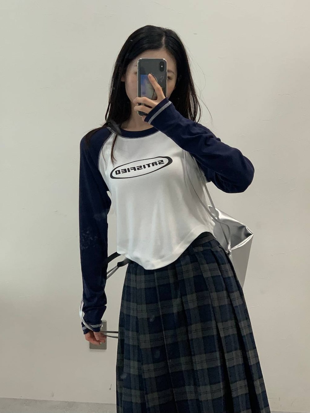 「デニムパンツ、ALAND、おでかけ、韓国ファッション、シンプルコーデ、冬コーデ、秋コーデ、スカート、スニーカー、レイヤードスタイル、レザー、ジャケット、低身長、韓国系、休日コーデ」｜「3.3 Field Trip の3.3 Field Trip／フェイクレザーショートジャケット（ライダースジャケット、ブラック系）」を使った、みれいさん（レディース・150cm）の秋コーディネートの6枚目の写真