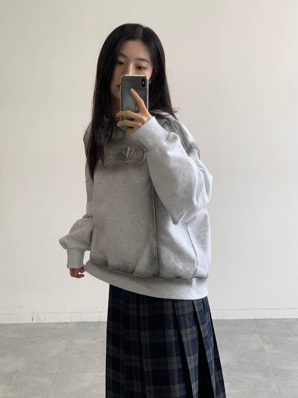 グレー系のスカート、グレー系のスウェットを着用したレディースの秋コーディネートの7枚目の写真