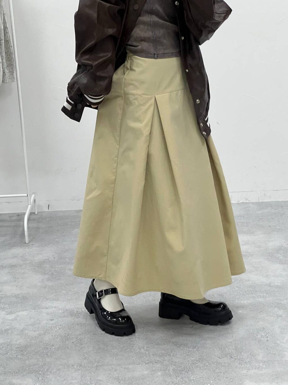 ベージュ系のスカートを着用したレディースの春コーディネートの4枚目の写真