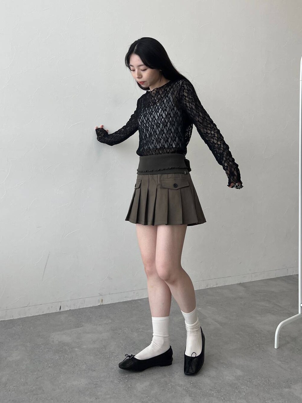 ベージュ系のベスト、ブラック系のTシャツ/カットソーを着用したレディースの春コーディネートの5枚目の写真