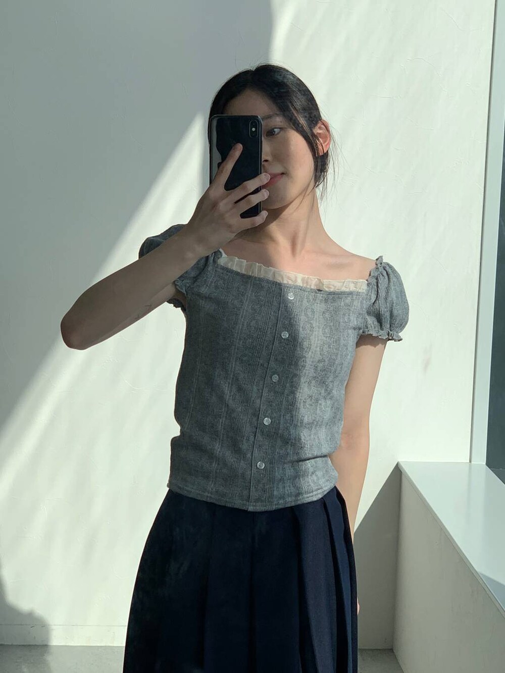 ブルー系のスカート、グレー系のTシャツ/カットソーを着用したレディースの夏コーディネートの9枚目の写真