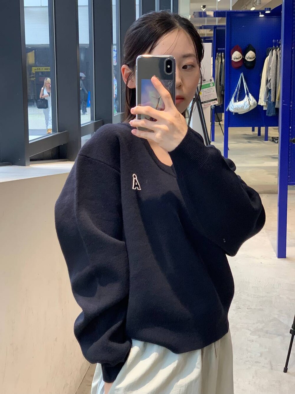 グレー系のその他パンツ、ブルー系のニット/セーターを着用したレディースの秋コーディネートの6枚目の写真