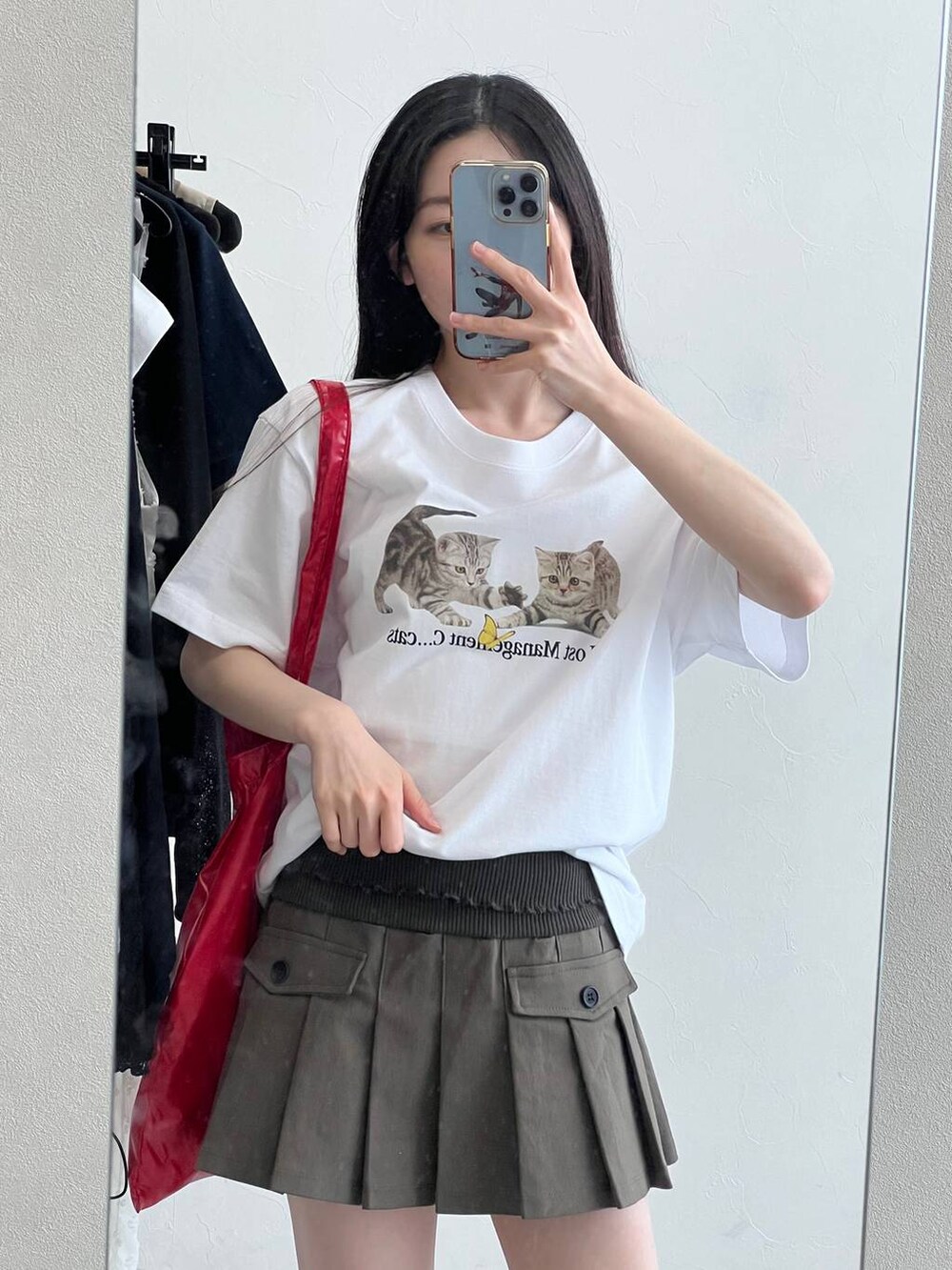 レッド系のトートバッグ、ホワイト系のTシャツ/カットソーを着用したレディースの春コーディネートの7枚目の写真