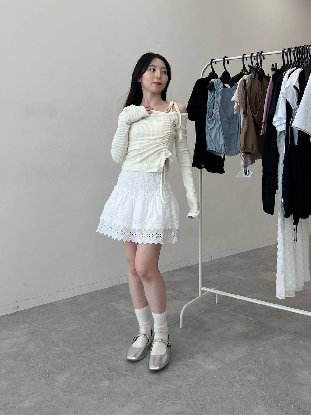 ホワイト系のスカートを着用したレディースの春コーディネートの3枚目の写真