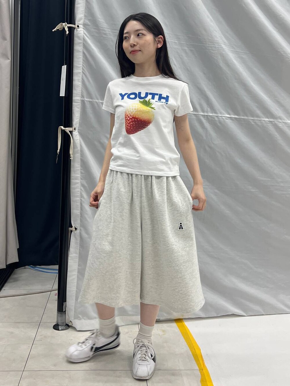 グレー系のスウェットパンツ、ピンク系のショルダーバッグ、ホワイト系のTシャツ/カットソーを着用したレディースの夏コーディネートの6枚目の写真