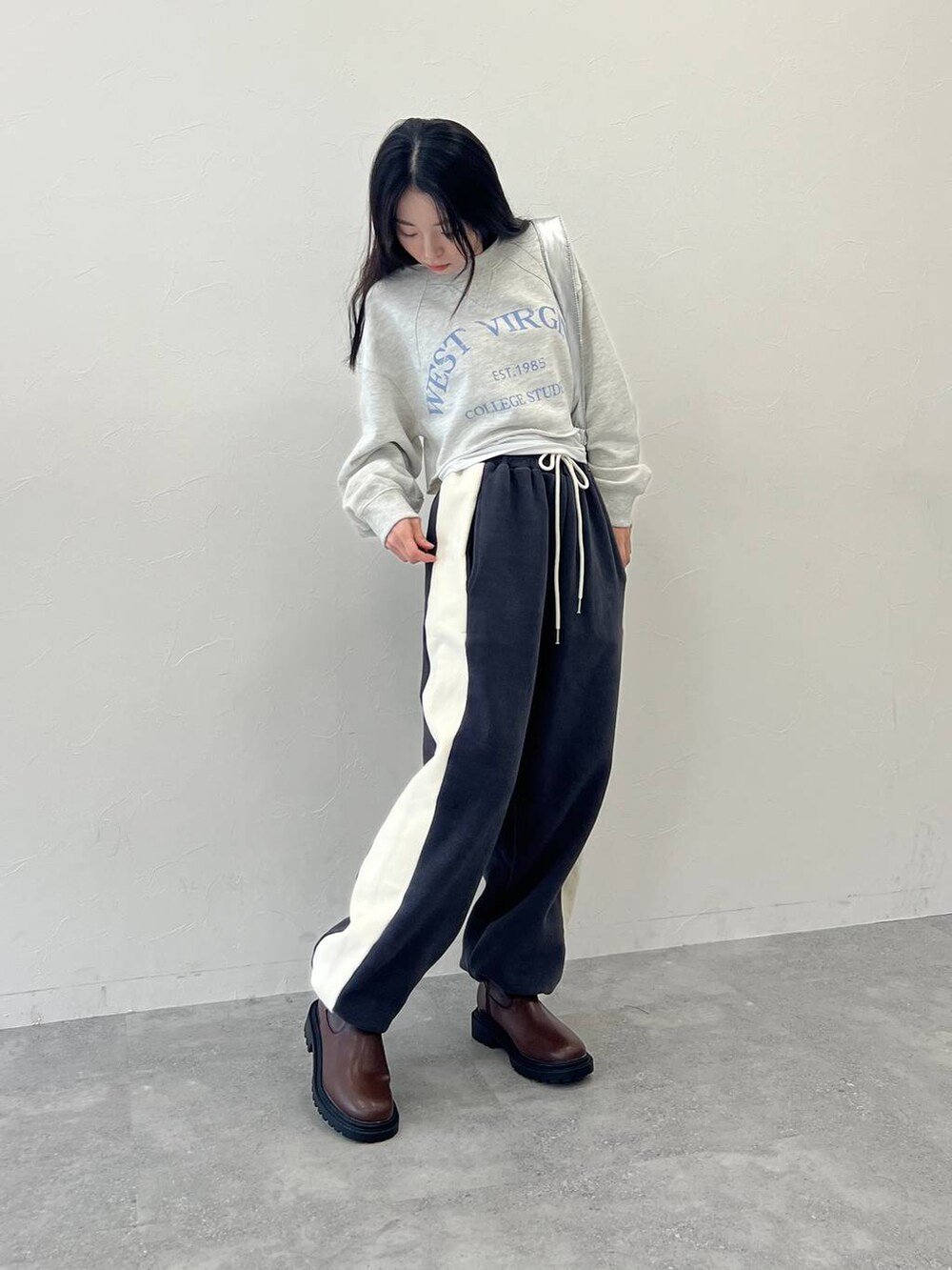 グレー系のTシャツ/カットソー、その他のショルダーバッグ、グレー系のスウェットパンツを着用したレディースの冬コーディネートの2枚目の写真