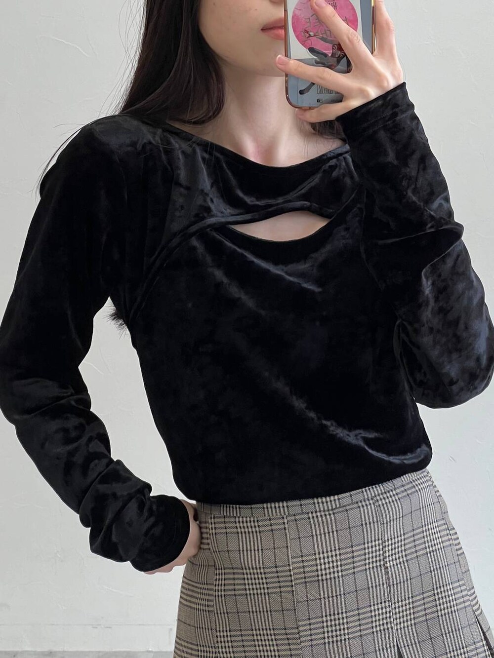 ブラック系のTシャツ/カットソー、ブラウン系のスカート、ブルー系のトートバッグを着用したレディースの冬コーディネートの6枚目の写真