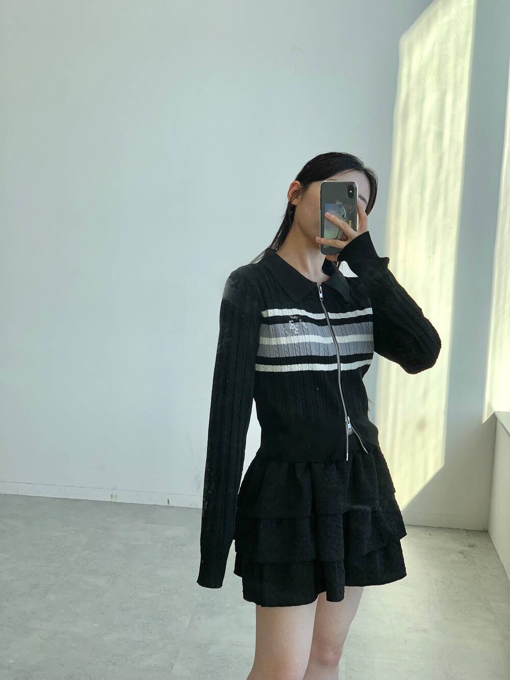 ブラック系のスカート、ブラック系のカーディガン/ボレロを着用したレディースの秋コーディネートの5枚目の写真