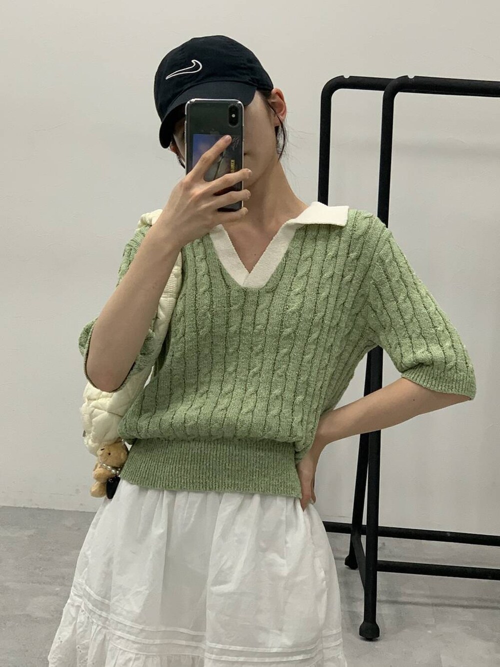 ホワイト系のショルダーバッグ、グリーン系のニット/セーターを着用したレディースの秋コーディネートの8枚目の写真