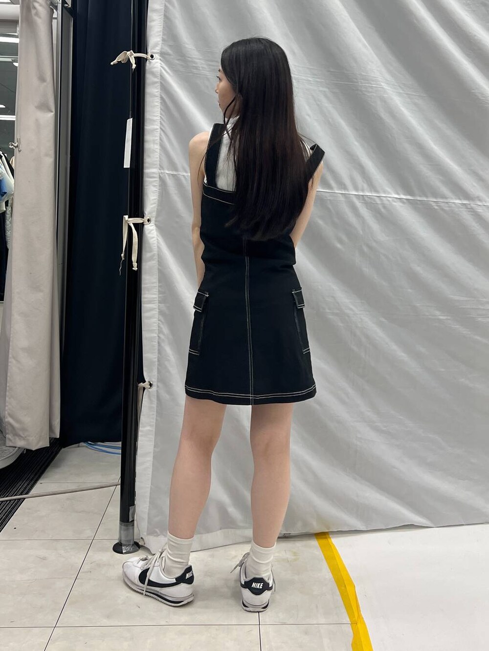 ブラック系のワンピース、ホワイト系のタンクトップを着用したレディースの夏コーディネートの3枚目の写真