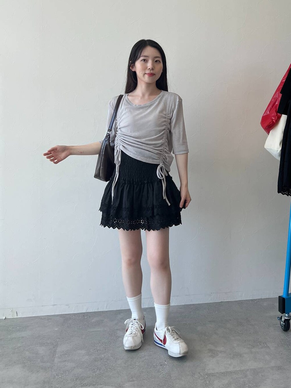 ブラック系のスカート、グレー系のTシャツ/カットソーを着用したレディースの春コーディネートの6枚目の写真