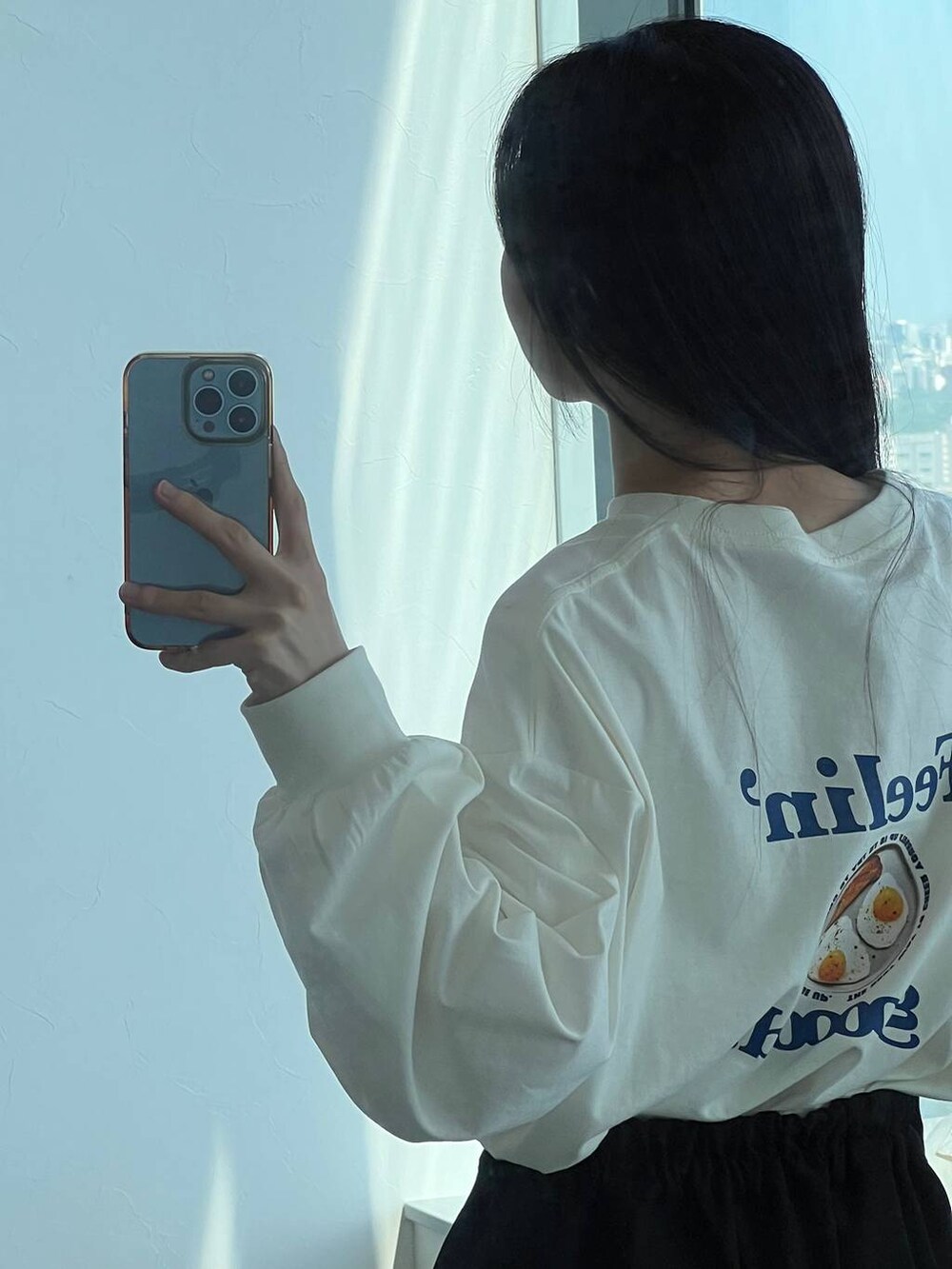 ブラック系のその他パンツ、ホワイト系のTシャツ/カットソーを着用したレディースの秋コーディネートの5枚目の写真