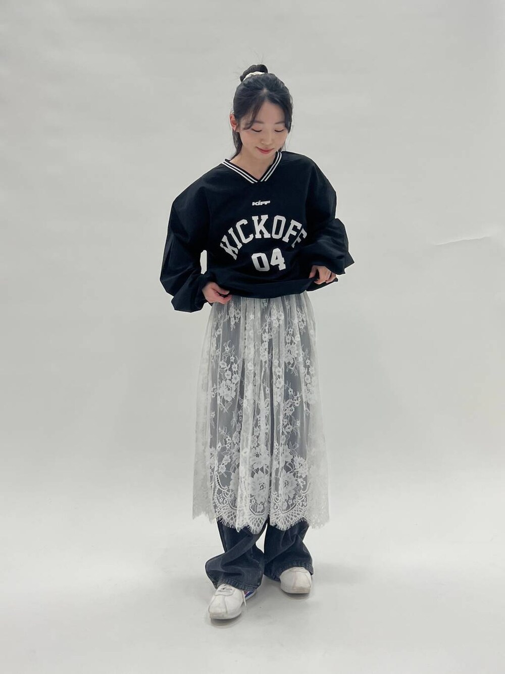 ブラック系のTシャツ/カットソーを着用したレディースの春コーディネートの3枚目の写真