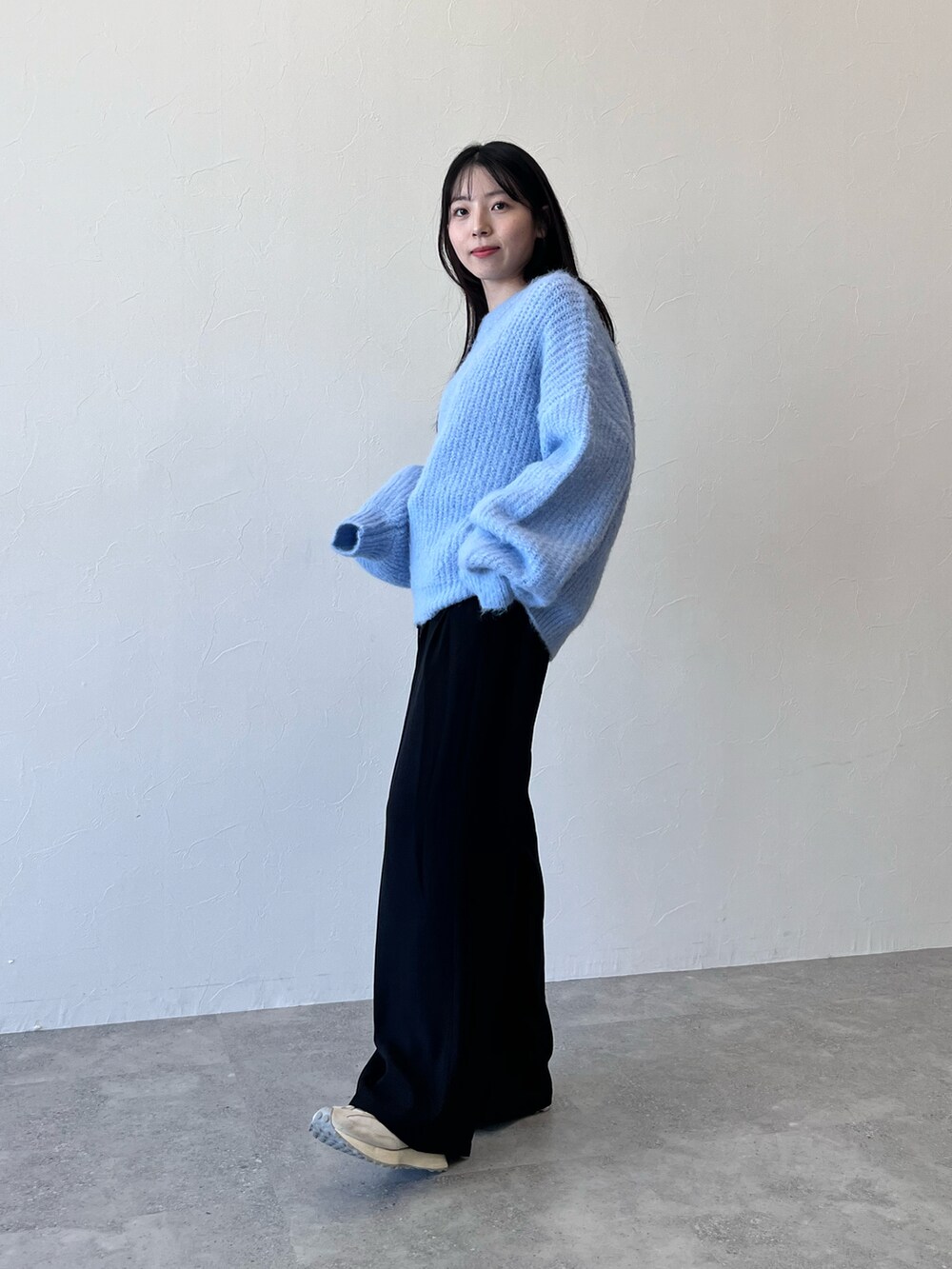 「新星WEARISTAにエントリー、WEARyouthコーデ、冬、きれいめカジュアル、秋冬コーデ、ゆるコーデ、ファッションを楽しもう、パンツスタイル、スニーカー、スラックス、低身長女子、韓国ファッション、150cm」｜「3.3 Field Trip の3.3 Field Trip／ウエストストラップパンツ 2985589（スラックス、ブラック系）」を使った、みれいさん（レディース・150cm）の冬コーディネートの2枚目の写真