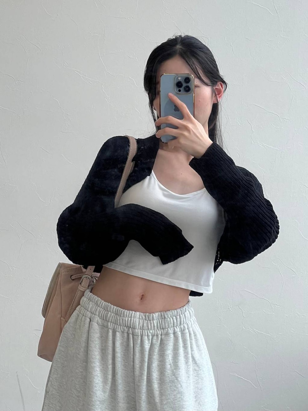 グレー系のスウェットパンツ、ブラック系のスウェットを着用したレディースの夏コーディネートの7枚目の写真