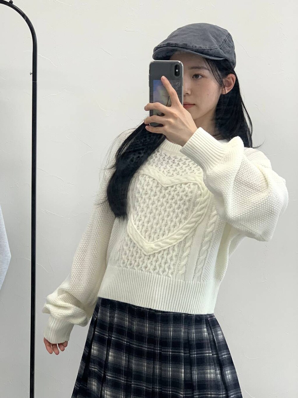 ホワイト系のニット/セーター、ブルー系のスカート、グレー系のハンチング/ベレー帽を着用したレディースの冬コーディネートの5枚目の写真