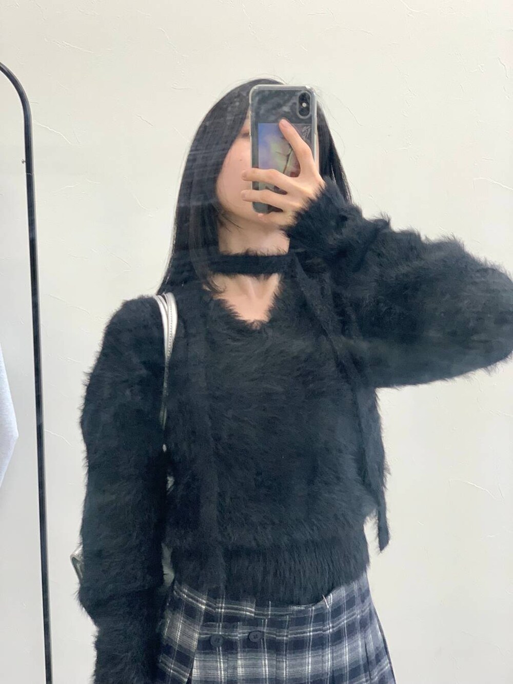 シルバー系のショルダーバッグ、グレー系のニット/セーターを着用したレディースの冬コーディネートの6枚目の写真