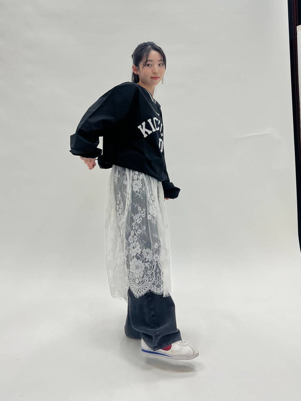 ブラック系のTシャツ/カットソーを着用したレディースの春コーディネートの5枚目の写真