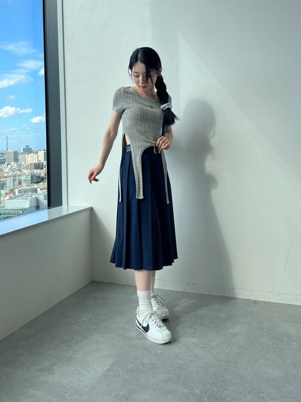 ブルー系のスカート、グレー系のTシャツ/カットソーを着用したレディースの夏コーディネートの6枚目の写真