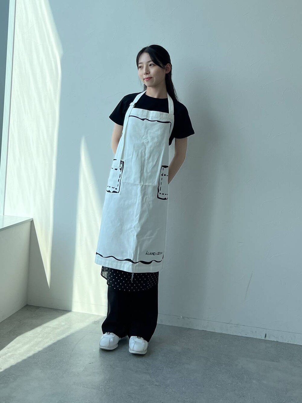 「低身長、韓国系、休日コーデ、フェミニン、ALAND、おでかけ、韓国ファッション、エプロン、スニーカー、スカート、レイヤードスタイル」｜「CRANKのCRANK／ドットレイヤードスカート（スカート、ブラック系）」を使った、みれいさん（レディース・150cm）の夏コーディネートの5枚目の写真