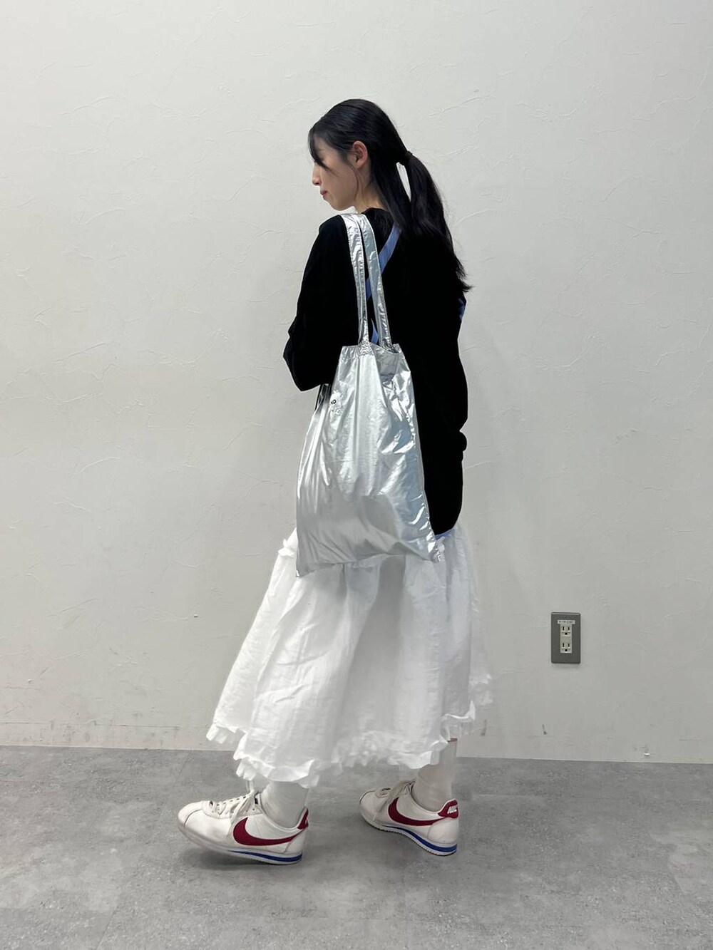 グレー系のトートバッグ、ブラック系のTシャツ/カットソーを着用したレディースの春コーディネートの2枚目の写真