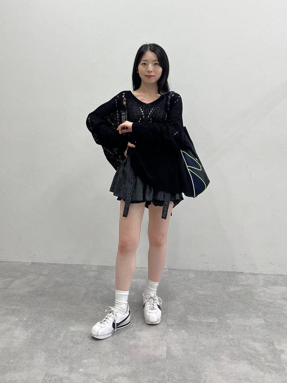 ブラック系のスカート、ブラック系のニット/セーターを着用したレディースの夏コーディネートの7枚目の写真