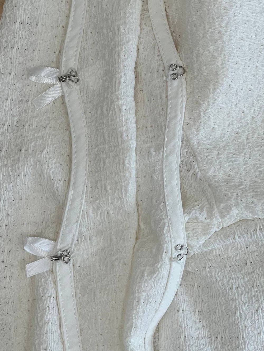 ホワイト系のTシャツ/カットソー、ブラック系のスカートを着用したレディースの夏コーディネートの8枚目の写真