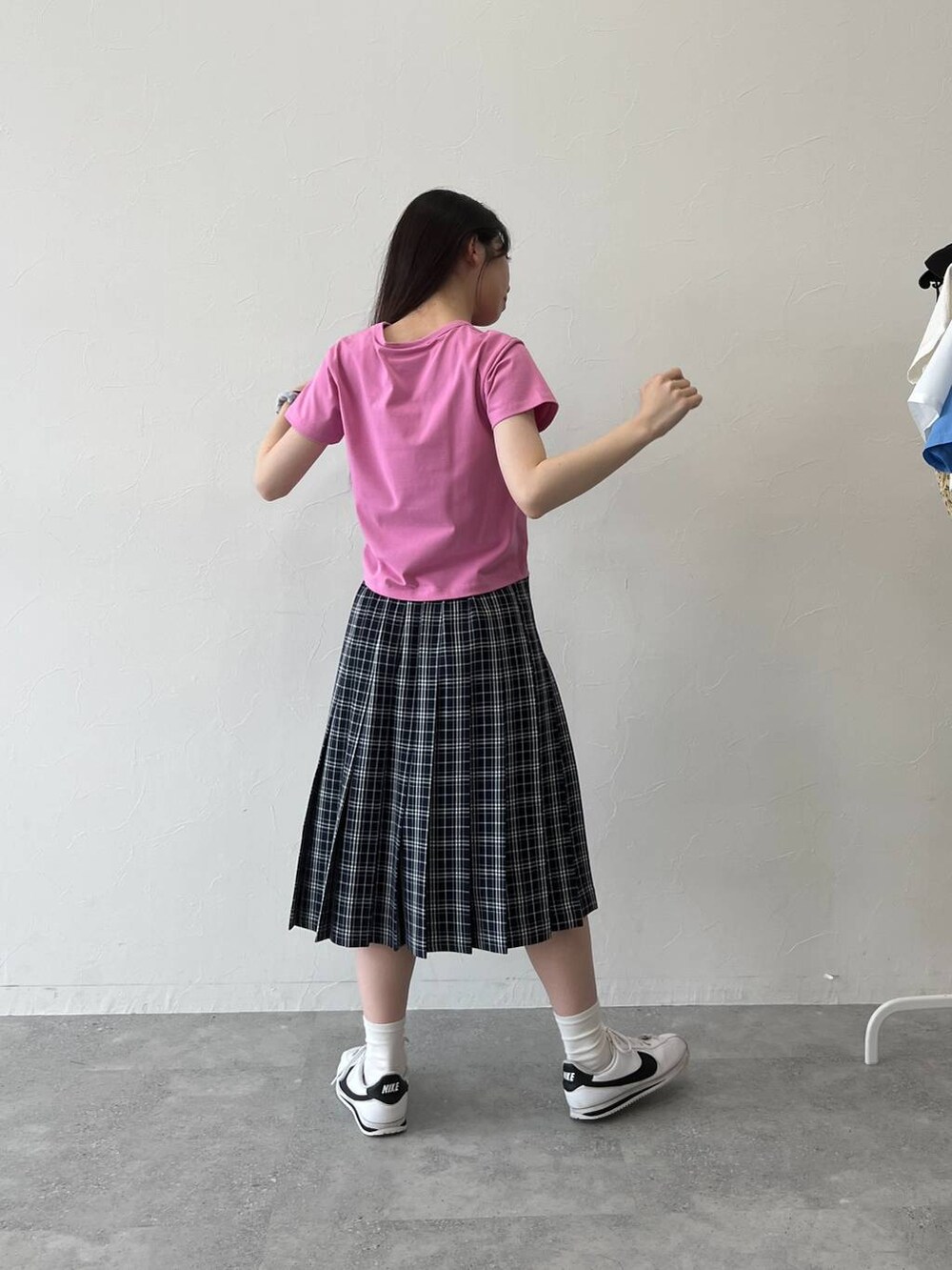 ブルー系のスカート、ピンク系のTシャツ/カットソーを着用したレディースの夏コーディネートの4枚目の写真