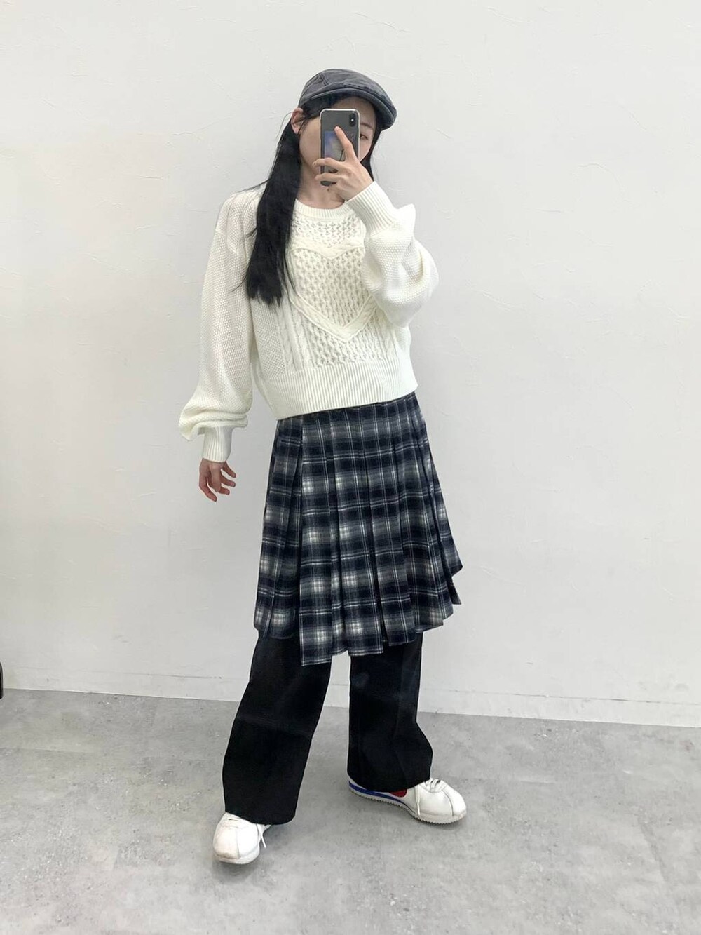 ホワイト系のニット/セーター、ブルー系のスカート、グレー系のハンチング/ベレー帽を着用したレディースの冬コーディネートの3枚目の写真